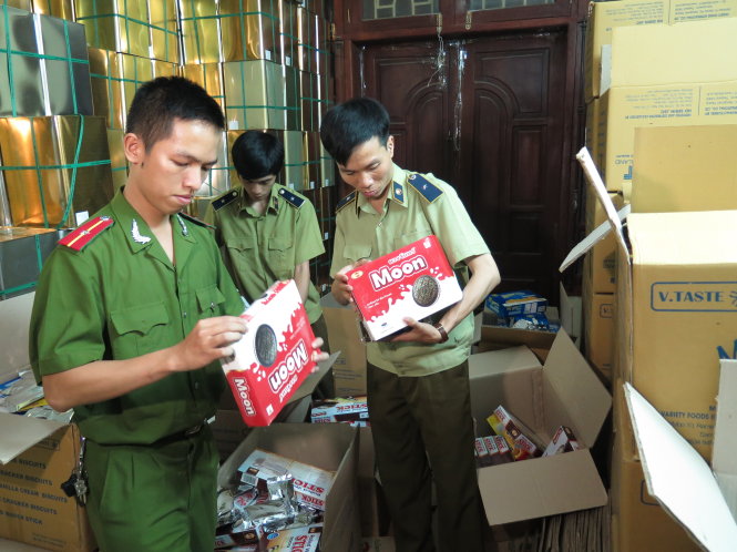 Cơ quan chức năng kiểm tra bánh Thái Lan nhập khẩu đã quá hạn sử dụng tại Công ty CP đầu tư TM SX và dịch vụ HD - Ảnh: Q.Thế