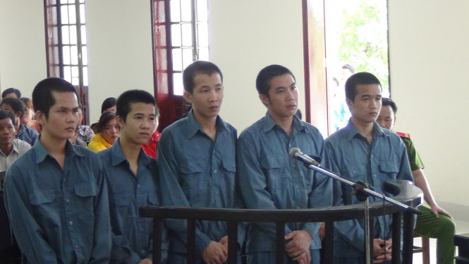 Năm bị cáo tại phiên tòa sáng 29-4 - Ảnh: Thành Nhơn
