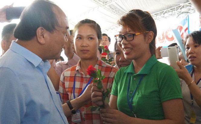 Thủ tướng thăm hỏi công nhân