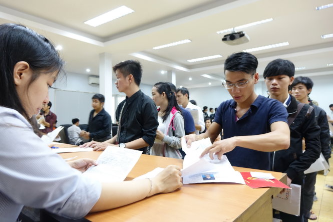 Thí sinh đến nộp hồ sơ ở Cơ quan đại diện Bộ GD-ĐT tại TP.HCM chiều 29-4 - Ảnh: Như Hùng