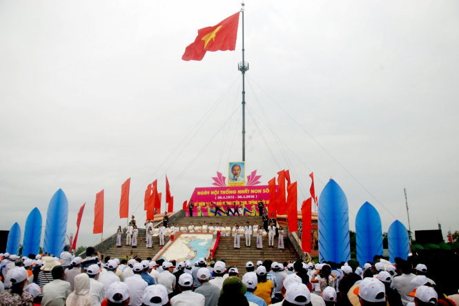 Cờ Tổ quốc tung bay trên cột cờ giới tuyến tại di tích đôi bờ Hiền Lương-Bến Hải sáng 30-4 - Ảnh: Q.Nam