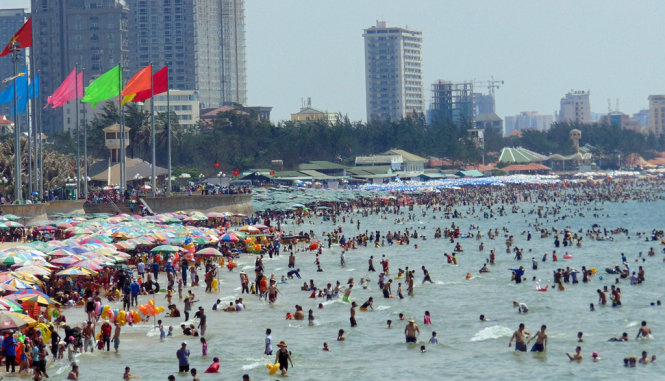 Du khách đến Bãi Sau Vũng Tàu khá đông vào sáng 1-5 - Ảnh: Đông Hà