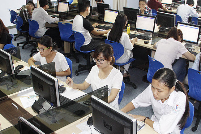 Thí sinh dự kỳ thi đánh giá năng lực do ĐHQG HN tổ chức năm 2015.- Ảnh: V.N.U