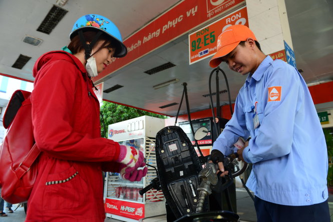 Mua xăng E5 tại TP.HCM -Ảnh: Quang Định