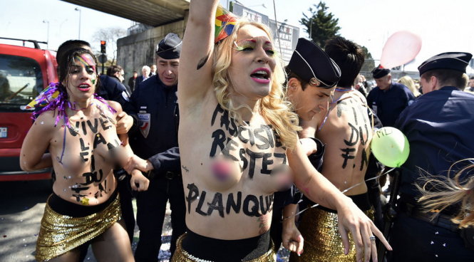 Nhóm nữ để ngực trần FEMEN biểu tình tại Paris ngày 1-5 - Ảnh: AFP