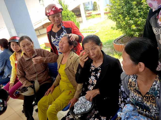 Mẹ nạn nhân khóc ngất vì quá bất ngờ trước sự ra đi của con-Ảnh: Quốc Nam
