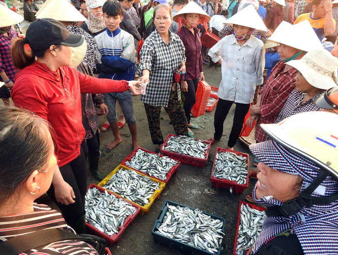 6g ngày 2-5, tại chợ cá bãi Gò náo nhiệt cảnh người bán, người mua