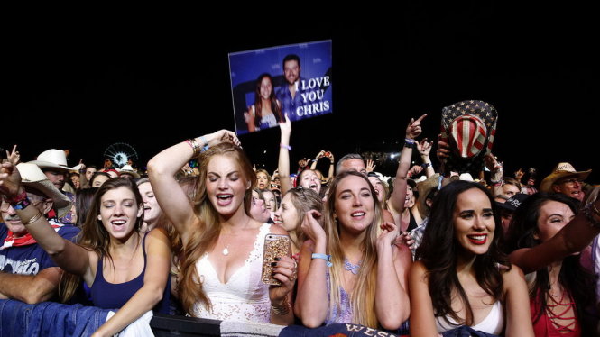 Fan nữ phát cuồng vì chàng ca sĩ quán quân show Nashville Star - Chris Young - Ảnh: Los Angeles Times