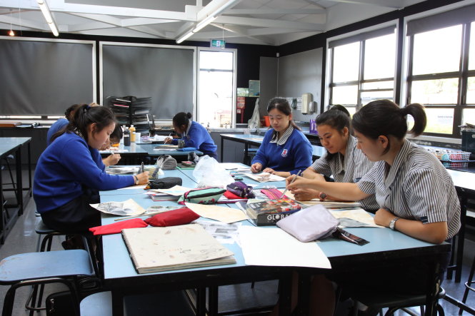 Học sinh Trường Macleans College trong giờ học vẽ - Ảnh: Minh Giảng