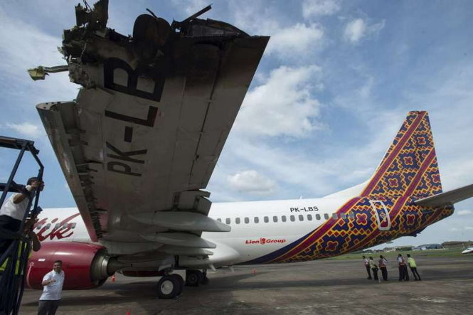 Phần cánh máy bay hãng Batik Air bị cháy đen sau cú va chạm tối 4-4 tại sân bay Halim Perdanakusuma - Ảnh: Reuters