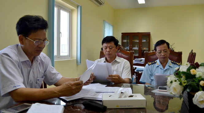 Ông Phan Lê Hoan – giám đốc Cảng hàng không quốc tế Cam Ranh, Lê Văn Thường – trưởng đại diện Cảng vụ hàng không miền Trung tại Cảng hàng không quốc tế Cam Ranh và ông Nguyễn Văn Cường – chi cục trưởng chi cục hải quan cửa khẩu sân bay quốc tế Cam Ranh làm việc với phóng viên chiều 4-5 – Ảnh: DUY THANH