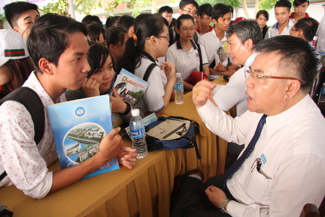 Thí sinh cần tìm hiểu thật kỹ ngành học để chọn được ngành phù hợp với mình. Trong ảnh: PGS.TS Huỳnh Thanh Hùng - phó hiệu trưởng Trường ĐH Nông lâm TP.HCM - tư vấn cho học sinh trong chương trình Tư vấn tuyển sinh - hướng nghiệp 2016 - Ảnh: Trần Huỳnh