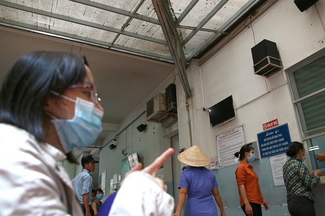 Hệ thống loa phát thanh ở Bệnh viện Phạm Ngọc Thạch (TP.HCM) gắn sát nhau gây nhiễu âm khiến bệnh nhân khó tiếp nhận được thông báo - Ảnh: Ngọc Dương