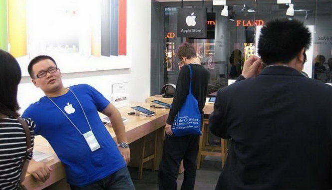 Một cửa hàng giả Apple Store tại Trung Quốc với nhân viên mặc đồng phục và đeo thẻ... giả - Ảnh: Digit.in
