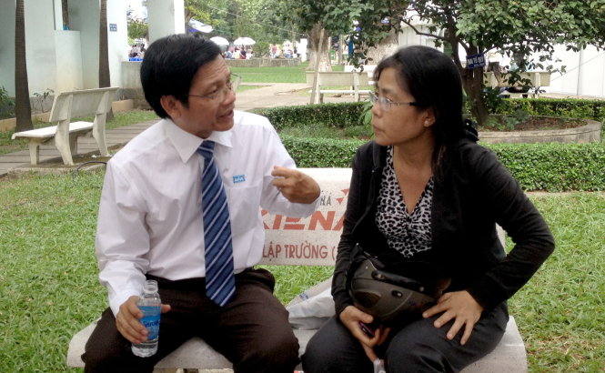TS Đinh Phương Duy tư vấn cho một phụ huynh tại Ngày hội tư vấn tuyển sinh hướng nghiệp do Tuổi Trẻ tổ chức. Ảnh: M.G