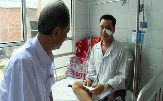 Thiếu tướng động viên anh Danh - Ảnh: Văn Thỉnh