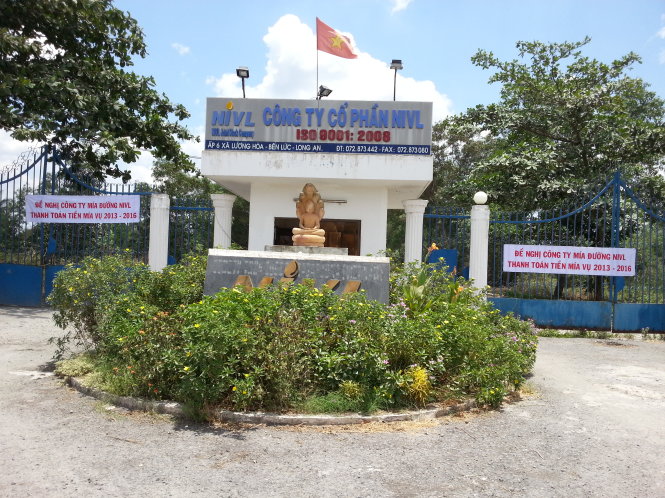 Nông dân và thương lái treo băngrôn trước cổng Công ty NIVL (Ấn Độ) đòi tiền bán mía - Ảnh: An Long