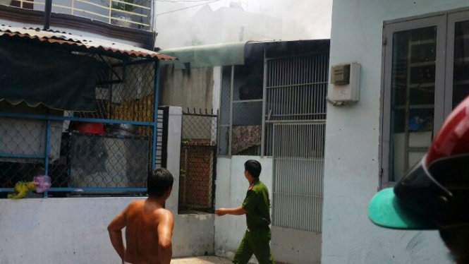 Khói bốc lên từ dãy phòng trọ - Ảnh: Người dân cung cấp