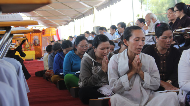 Cha mẹ, ông bà chín em nhỏ trong buổi cầu siêu cho con - Ảnh: Trần Mai
