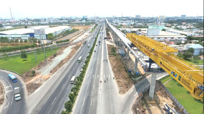 Dự án đường sắt đô thị đoạn đi qua khu công nghệ cao đang được xây dựng - Ảnh: T.Thắng
