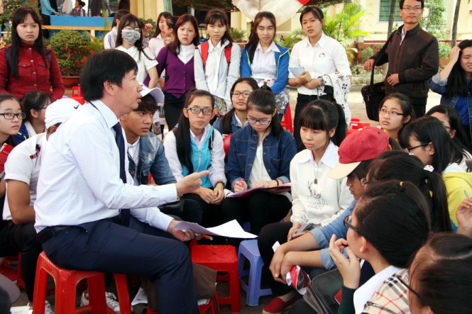 PGS.TS Nguyễn Ngọc Khôi, phó trưởng phòng đào tạo Trường ĐH Y dược TP.HCM tư vấn thông tin tuyển sinh của trường năm 2016 cho học sinh - Ảnh: Trần Huỳnh