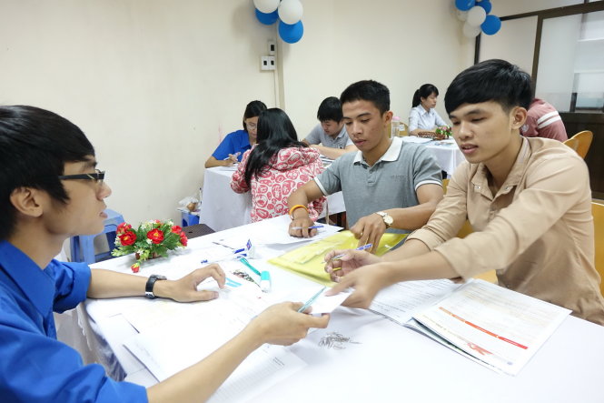 Thí sinh nộp hồ sơ xét tuyển ĐH năm 2015. Ảnh: TTO