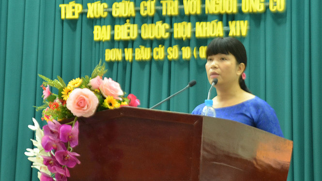 Ứng cử viên Nguyễn Thị Hồng Chương - hiệu trưởng, bí thư chi bộ trường THPT Tân Túc, Bình Chánh cam kết chương trình hành động với cử tri - Ảnh: Trần Kim Anh
