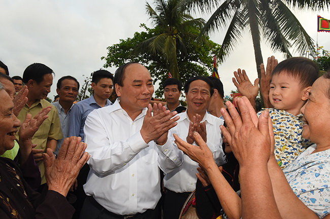 Thủ tướng Nguyễn Xuân Phúc thăm hỏi bà con nhân dân huyện Vĩnh Bảo, TP Hải Phòng - Ảnh: Quang Hiếu