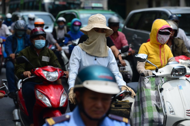 Bôi kem chống nắng, đeo khẩu trang - găng tay... khi ra đường lúc trời nắng gắt là những biện pháp cần thiết để bảo vệ làn da - Ảnh: Quang Định