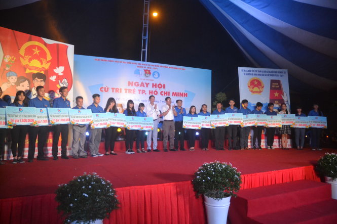 Các đoàn viên, thanh niên có hoàn cảnh khó khăn nhận quà tại chương trình - Anh: Quang Phương