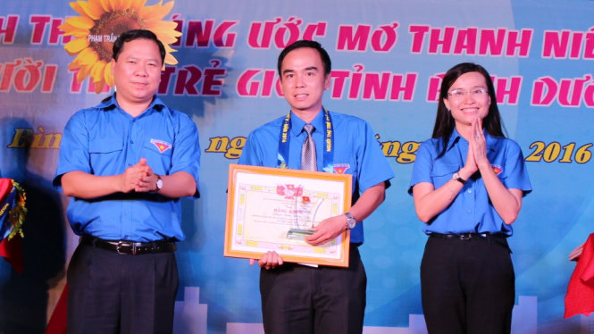 Anh Nguyễn Phi Long - Bí thư T.Ư Đoàn, Chủ tịch tịch Hội LHTN VN (bìa phải) và Bí thư Tỉnh Đoàn Bình Dương Nguyễn Phạm Duy Trang (bìa trái) trao giấy khen cho “Người thợ trẻ giỏi” tại chương trình - Ảnh: Bá Sơn