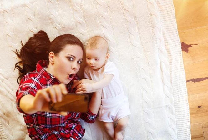 Bố mẹ có thể bị phạt tù đã đưa hình chụp “tự sướng” với con mình lên mạng xã hội. - Ảnh: The Next Web