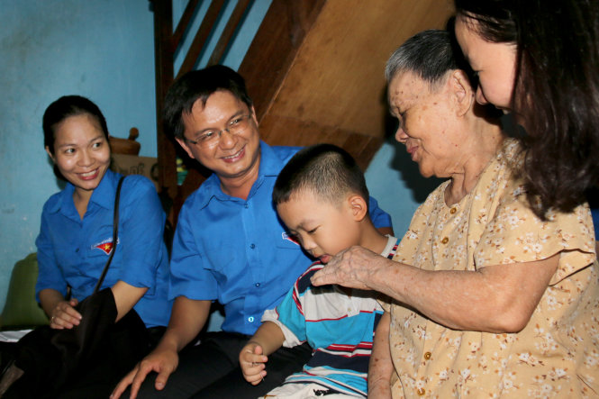 Anh Nguyễn Mạnh Cường, bí thư Thành đoàn TP.HCM, tặng quà cho em Lương Nguyễn Cao Trí (học sinh lớp 1 Trường tiểu học Nguyễn Văn Trỗi) có hoàn cảnh khó khăn tại phường 11 (Q.Tân Bình, TP.HCM) chiều 8-5 - Ảnh: Ngọc Hiển