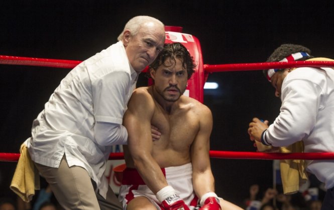 Robert De Niro (trái) và Édgar Ramírez (giữa) trong phim Hands of Stone Ảnh: Daniel McFadden