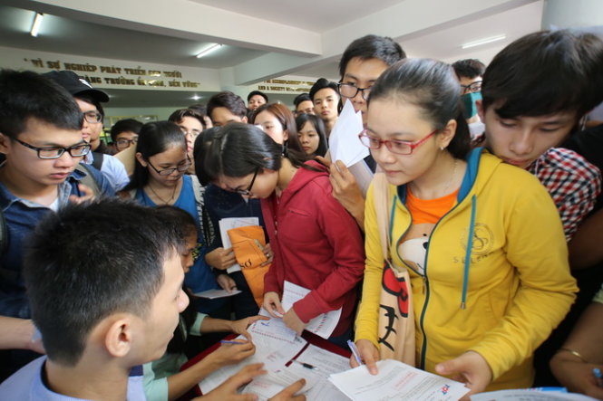 Thí sinh nộp hồ sơ xét tuyển vào Trường ĐH Tôn Đức Thắng năm 2015 - Ảnh: Như Hùng