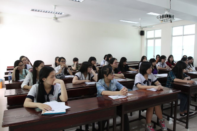 Thí sinh làm thủ tục dự thi THPT quốc gia 2015. Ảnh: M.G