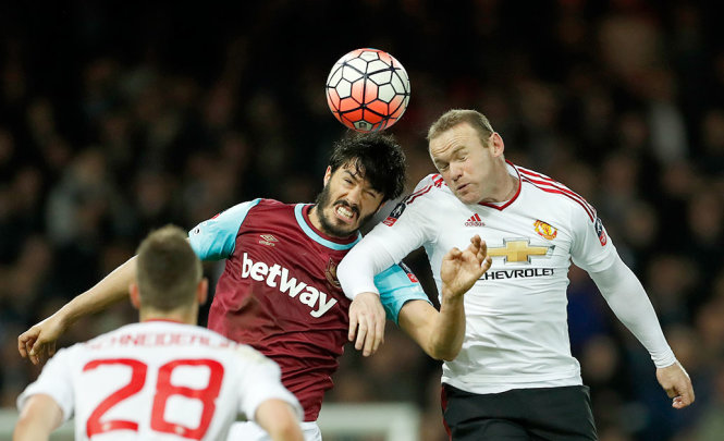 West Ham (áo sậm) sẽ lại gây ra nhiều khó khăn cho M.U - Ảnh: Reuters