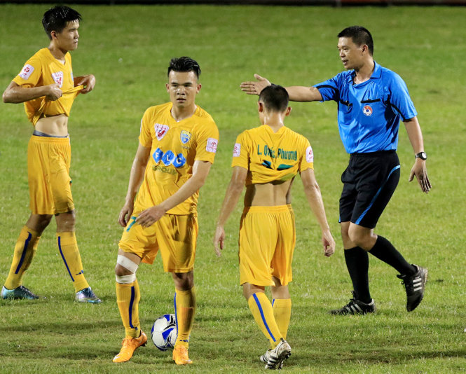 Đưa ra quyết định sai về quả phạt đền trong trận FLC Thanh Hóa - SLNA (2-2) ngày 8-5-2016, trọng tài Hà Anh Chiến vừa bị đình chỉ làm nhiệm vụ - Ảnh: Anh Phan