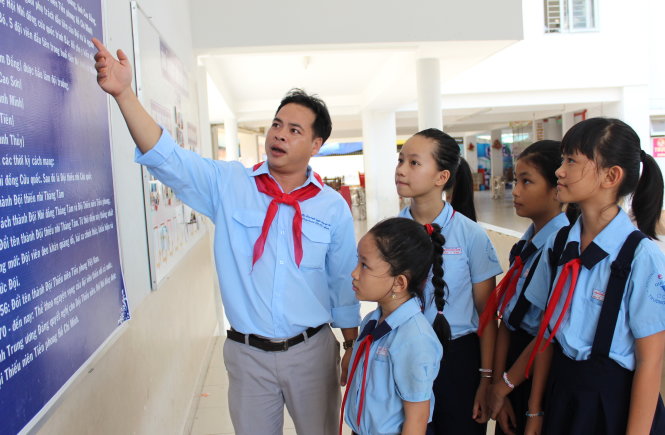 Tổng phụ trách Đội Nguyễn Văn Tán giới thiệu truyền thống Đội và thông tin đợt hoạt động kỷ niệm 75 năm thành lập Đội với học sinh - Ảnh: Q.L.