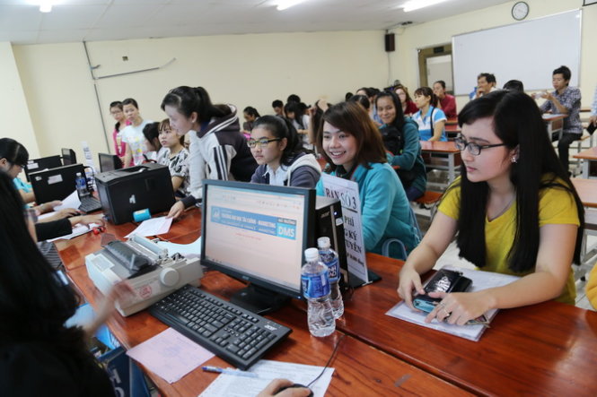 Thí sinh nộp hồ sơ đăng ký xét tuyển năm 2015 tại Trường ĐH Tài chính - marketing - Ảnh: Như Hùng