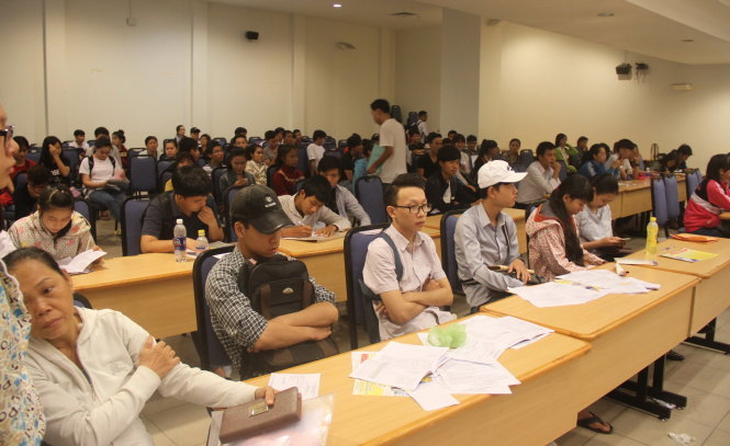 Thí sinh nộp hồ sơ xét tuyển vào ĐH Đà Nẵng năm 2015. Ảnh: Đoàn Cường
