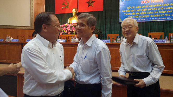 Ông Tất Thành Cang lắng nghe những ý kiến, đóng góp của cử tri - Ảnh: M.Phượng