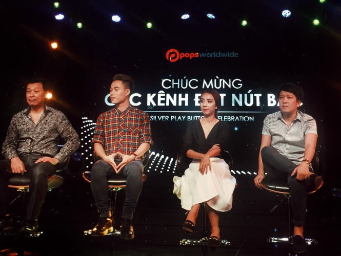 Các nghệ sĩ Vân Sơn, Trúc Nhân, Thu Trang và Trường Giang trong lễ nhận nút Play mạ bạcc của Youtube ngày 12-5 - Ảnh: Minh Trang