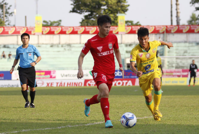 Công Vinh (trái) tiếp tục nổ súng giúp Bình Dương thắng trận. Ảnh: Anh Khoa