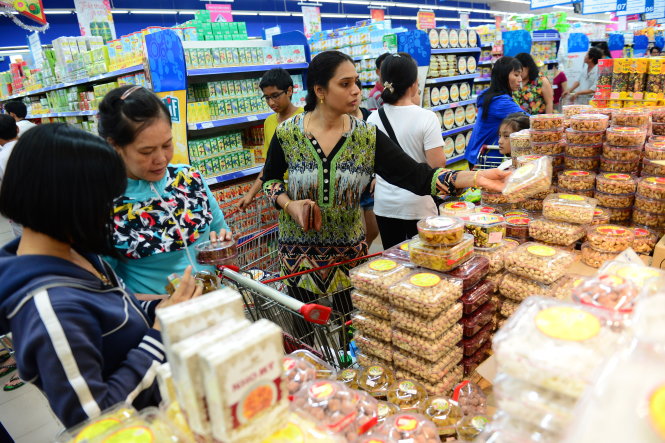 Người dân chọn mua hàng tại siêu thị Co.op Mart, Q.7, TP.HCM - Ảnh: Quang Định