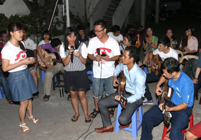 Không khí vui tươi trong buổi học đàn guitar của CLB Compassion In Việt Nam - Chắp cánh yêu thương (TP.HCM)
- Ảnh: Ngọc Hiển