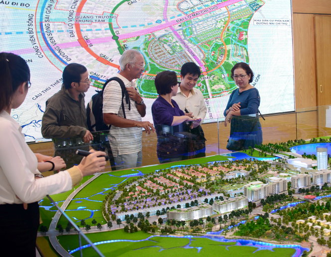 Khách được chuyên viên bán hàng tư vấn một dự án ở khu đô thị mới Thủ Thiêm, Q.2, TP.HCM - Ảnh: T.T.D.