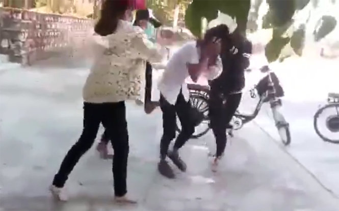 … và bị đánh hội đồng ngay sau đóc – Ảnh: cắt từ clip