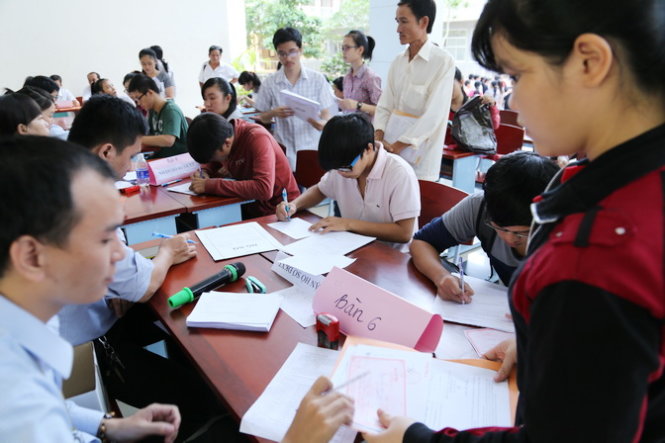 Thí sinh nộp hồ sơ đăng ký xét tuyển tại Trường ĐH Y dược TP.HCM năm 2015 - Ảnh: Như Hùng.