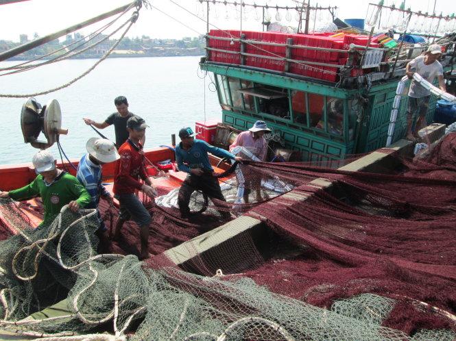 Ngư dân xã Bảo Ninh (TP Đồng Hới, Quảng Bình) chuẩn bị lưới để tiếp tục ra khơi - Ảnh: Lam Giang